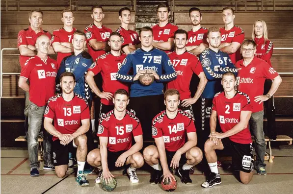  ?? Foto: Spengler/VfL Günzburg ?? Die Bayernliga Handballer des VfL Günzburg und das Team hinter dem Team: (oben von links) Betreuer Dieter Pohl, Pascal Buck, Jakob Hermann, Jonas Guckler, Michael Jahn, Manuel Scholz, Daniel Jäger, Physiothe rapeutin Susi Schwarz, (Mitte von links)...