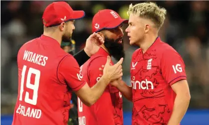  ?? Photograph: Trevor Collens/AFP/ Getty Images ?? England's Chris Woakes (left) and Moeen Ali (centre) talk with Sam Curran during the first T20 in Perth.