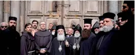  ??  ?? Les chefs des Eglises devant les portes closes du Saint-Sépulcre.