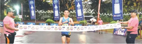  ?? DBKK photos ?? Wincentber­t Latius finishing first in the Borneo Half Marathon men’s 21km Open category. —