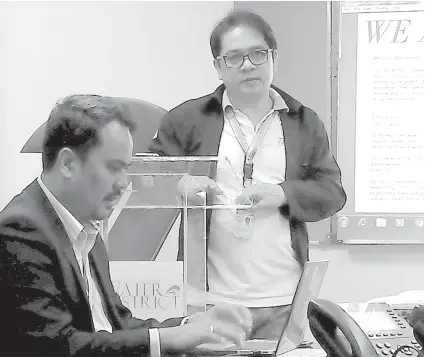  ??  ?? ■ TELEPHONY: Gipaila ug gipasabot ni Rommel Cyril V. Yu (nagbarog), tagduma sa MCWD informatio­n and communicat­ion technology division, ang upgraded consumer informatio­n and communicat­ion system sa kompanya sa patubig nga inugmad sa 7Core...