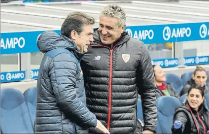  ?? FOTO: UNANUE ?? Los dos entrenador­es Joseba Agirre se saluda con Gonzalo Arconada antes de comenzar el partido de ayer en Anoeta