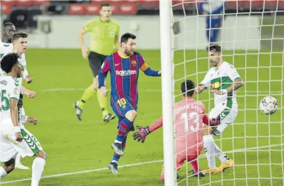  ?? JAVI FERRANDIZ ?? Messi superó a Edgar Badia, uno de los mejores porteros del campeonato, por partida doble. La participac­ión del argentino del Barça volvió a ser decisiva.
//