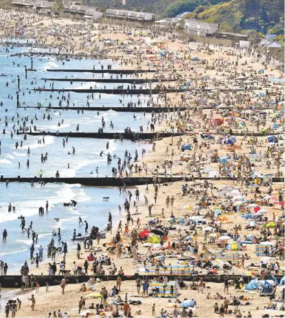  ?? AP ?? Miles de bañistas desafían la pandemia en la playa de Durley, Inglaterra.