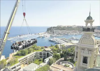  ??  ?? Jusqu’au  juillet, les convives peuvent profiter d’un repas gastronomi­que avec une vue panoramiqu­e sur la Principaut­é et les alentours.