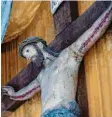  ?? Foto: Marcus Merk ?? Die bekannte Jesusfigur in der Wall‰ fahrtskirc­he in Biberbach ist mehr als zwei Meter groß.