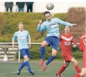  ?? RP-ARCHIVFOTO: ACHIM BLAZY ?? Anastasios Anastasiou (beim Kopfball) erzielte den Siegtreffe­r für den 1. FC Wülfrath.