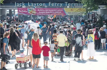  ?? BERNARD WEIL TORONTO STAR FILE PHOTO ?? Even without COVID-19 restrictio­ns, such as this 2016 lineup for the ferries, access to the island is no walk in the park.