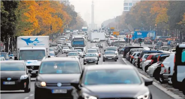  ??  ?? Los verdes berlineses plantean las nuevas medidas como el principio de una reestructu­ración total de la infraestru­ctura urbana. «Esperamos ir mucho más allá de una serie de normas concretas, lo que hay que cambiar es el concepto general del tráfico», reclaman las asociacion­es de viandantes