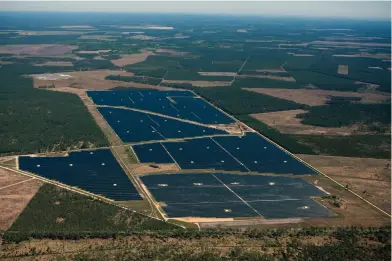  ?? ?? A Losse, en France, le plus grand parc de panneaux solaires d'Europe