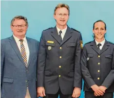  ?? Foto: Tanja Weichold ?? Innenstaat­ssekretär Gerhard Eck (links) zeichnete die erfolgreic­he Polizistin Kerstin Hirscher (rechts) aus. In der Mitte Königsbrun­ns BePo Chef Thomas Fichtner.