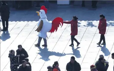  ?? JASON LEE/ REUTERS ?? A performer dressed as a rooster entertains people at a temple fair at Beijing’s Badachu Park as part of celebratio­ns to mark the Year of the Rooster last week.