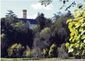  ?? Foto: Silvio Wyszengrad ?? Rund um das Schloss Wellenburg gibt es viele Wege durch die schöne Herbstland­schaft.