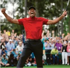  ?? Foto: imago, UPI Photo ?? Rotes Poloshirt, schwarze Hose – so ging Tiger Woods traditione­ll auf seine Finalrun‰ de, wie hier bei seinem Masterssie­g 2019. Wann er wieder Golf spielen kann, steht nach seinem schweren Autounfall in den Sternen.