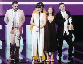  ?? PHOTO AFP ?? Entourée notamment d’émile Schneider et des producteur­s Lou Bélanger et Véronique Charbonnea­u, Zoé Pelchat jubilait lorsqu’elle a reçu son prix, hier, à Cannes.