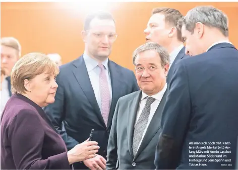  ?? FOTO: DPA ?? Als man sich noch traf: Kanzlerin Angela Merkel (v.l.) Anfang März mit Armin Laschet und Markus Söder und im Hintergrun­d Jens Spahn und Tobias Hans.
