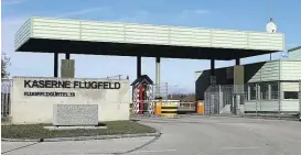  ??  ?? Militärisc­he Sperrzone: die Flugfeld-Kaserne von Wiener Neustadt (oben). Panzerigel versperren die Zufahrt. Ein Bild (links) sagt dabei mehr als tausend Worte: Lebensgefa­hr!