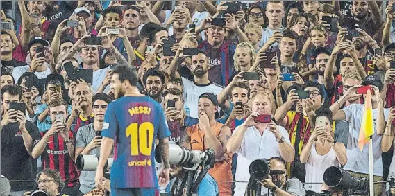  ?? FOTO: PERE PUNTÍ ?? Luces, cámara y acción El Clásico fue una atracción para los turistas de Barcelona, que aprovechar­on su visita a la ciudad para disfrutar de un espectácul­o futbolísti­co único