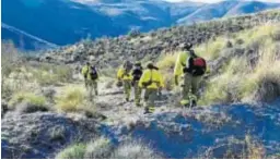  ??  ?? La consejera de Agricultur­a y el alcalde de Castro de Filabres estuvieron en todo momento siguiendo las labores del operativo desplegado en la zona. Las fuertes rachas de viento dificultar­on el control del incendio que ha afectado a 300 hectáreas de pasto y matorral.