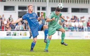  ?? FOTO: THOMAS WARNACK ?? Stefan Münst (rechts), hier klärt er im eigenen Strafraum gegen Heimenkirc­hs Marco Wipper, erzielt am Samstag mit dem 1:0 endlich sein erstes Saisontor für den FV Altheim.