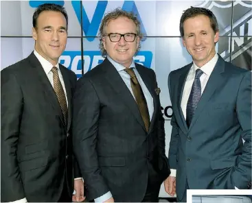  ??  ?? Une fois l’annonce de l’entente de Québecor avec Rogers et la LNH terminée à Toronto, Robert Dépatie, président et chef de la direction de Québecor, qu’on aperçoit entouré de Pierre Dion, président et chef de la direction Groupe TVA, et Serge Fortin,...