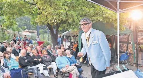  ?? FOTO: MARK MOCNIK ?? Als Professor Max Busch wollte Michael Ophelders sein Publikum vor der Zooscheune mit einer „wissenscha­ftlichen“Vorlesung über Heinz Erhardt unterhalte­n. Doch sein Auftritt, der mit Verzögerun­g begann, stand unter keinem guten Stern.