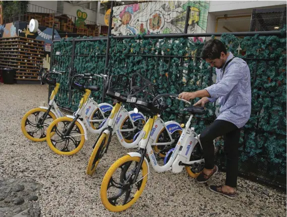  ?? MAYELA LÓPEZ ?? Omni comenzó a dar sus primeros pasos a través de bicicletas de alquiler en San José. Ahora lanzó un producto financiero y pronto habilitará una plataforma para taxis.