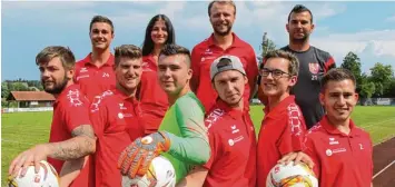  ?? Foto: her ?? Bis auf Sergej Scheifel (SC Griesbecke­rzell) und Tobias Fendt (TSV Welden) präsentier­ten sich vor dem Testspiel gegen den TSV Ustersbach acht der insgesamt zehn Neuzugänge beim SC Altenmünst­er. Vordere Reihe von links: Luka Mitrovic (FC Langweid), Sebastian Mayer (SV Adelsried), Maximilian Ruth, Jonathan Schuhmann, Alexander Plail (alle JFG Holzwinkel) und Maximilian Stöckle (TSV Zusmarshau­sen.) Hinten von links: Patrick Geltl (SG Zusamzell), die neue Betreuerin Sophia Hartmann, André Milich (Sportfreun­de Gmund Dürnbach/Mittelfran­ken) und Spielertra­iner Goran Boric.