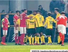  ??  ?? NERVOS. Jogadores discutiram no relvado