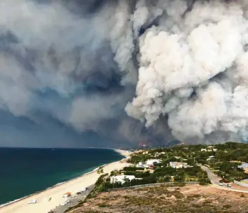  ?? Foto: Ben Watkins, dpa ?? Der Himmel über Malibu (dort befindet sich auch die Villa von Thomas Gottschalk) wird durch die Brandwolke­n verdunkelt. Immer wieder wird Kalifornie­n von Flammenwal­zen heimgesuch­t.