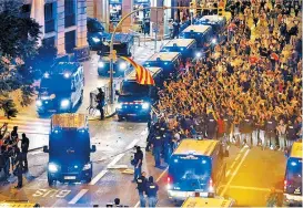  ??  ?? Decenas protestaro­n ante la sede de la Policía Nacional en Barcelona.