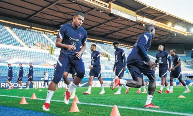  ??  ?? Mbappé, ayer ejercitánd­ose durante el entrenamie­nto de Francia en Estrasburg­o.