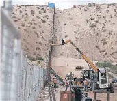  ?? FOTO: AP ?? Arbeiter im USBundesst­aat New Mexico bei der Errichtung eines neuen, höheren Grenzzauns im vergangene­n November.