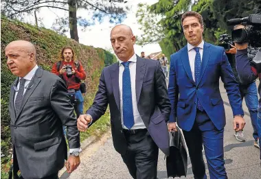  ?? EP ?? El expresiden­te de la RFEF Luis Rubiales, ayer a su llegada al juzgado de Majadahond­a.
JORNADA 33