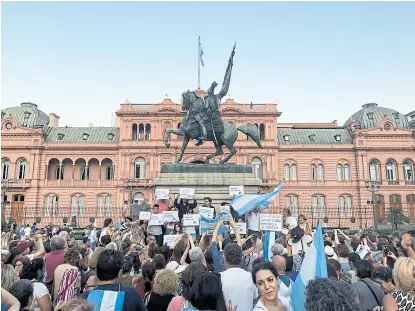  ??  ?? Jubilados reclamaron el sábado pasado frente a la Casa Rosada