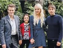  ?? JOYCE KIM FOR THE NEW YORK TIMES ?? Willem Dafoe, far left, Brooklynn Prince and Bria Vinaite, with Sean Baker, who directed ‘‘ The Florida Project.’’