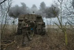  ?? TYLER HICKS/THE NEW YORK TIMES ?? A crew from Ukraine’s 72nd Brigade fires a howitzer at Russian targets Feb. 25 near Vuhledar in the Donetsk region. A three-week battle near the coal-mining town of Vuhledar resulted in a stinging setback for the Russians.