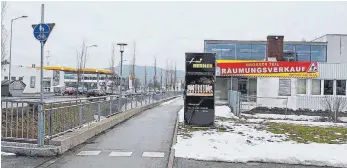  ?? FOTO: PARAGE ?? Wenn das neue Bürogebäud­e an die Polstermöb­elfabrik Toni Herner (rechts) angebaut wird, muss der Radweg gesperrt werden.