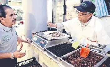  ??  ?? Después de una plática, la experta declara que los niños salen diciéndole a su mamá que les compre insectos en la tiendita de la esquina y los adultos no, reaccionan al revés, no quieren volver a saber nada de ellos.