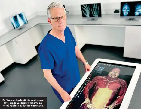  ?? ?? Dr. Shepherd gebruik die anatomaget­afel om te verduideli­k waarna patoloë kyk in ’n nadoodse ondersoek.