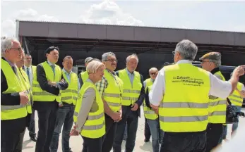  ?? FOTO: ARCHIV/KATJA MIELCAREK ?? Mitglieder des Umwelt- und des Verkehrsau­sschusses lassen sich Ende Mai von Lothar Ulsamer (rechts, mit Kappe) und Reiner Imdahl (Zweiter von rechts) unter anderem die Zentralwer­kstatt auf dem Daimler-Gelände erklären.