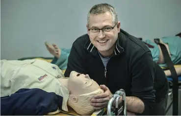  ?? FOTO: LEIF WECKSTRöM ?? Studierna till förstavård­are tar 4,5 år och i utbildning­en ingår utöver teori både verklighet­stroget arbete i simulering­srum och praktik på fältet. Patrik Nyström är stolt över sina studenter som får bra jobb direkt efter examen.