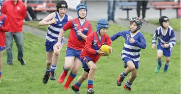  ??  ?? Coby Bridger goes for a run on the wing at Buln Buln on Saturday in the under 10s.