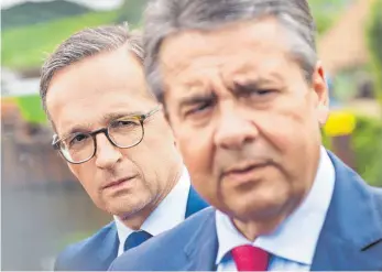  ?? FOTO: DPA ?? Der bisherige Außenminis­ter Sigmar Gabriel (rechts) lobt seinen voraussich­tlichen Nachfolger Heiko Maas, den bisherigen Justizmini­ster.