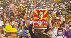  ?? (Photo AFP) ?? Des manifestat­ions de soutien à l’ex-dirigeante birmane ont eu lieu hier. Un manifestan­t a été tué à Monywa.