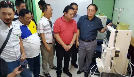  ?? — Chris Navarro ?? DIALYSIS MACHINES. Dr. Ramon Jose Suarez (R), Medical Director RCCS Inc. shows to Mabalacat City Mayor Marino “Boking” Morales, Vice Mayor Christian Halili, Councilors Dwight Morales, Rox.Pena ,Liga ng mga Barangay President Dr. Oscar Aurelio and BM Benny Jocson one of nine brand new state of the art dialysis machines at the newly-opened Mabalacat City Hemodialys­is Center.