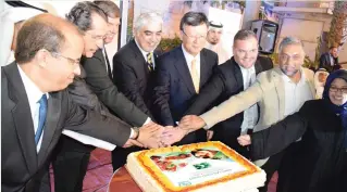  ??  ?? Pakistani Consul General Shehryar Akbar Khan and foreign diplomats cut a cake during the festival in Jeddah. (AN photo)