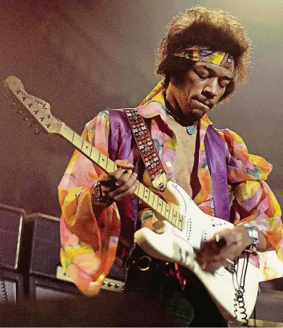  ?? FOTO PROFIMEDIA ?? Levák Jimi Hendrix s kytarou natolik vynikal, že byl schopný hrát i v opačném gardu, s nástrojem vzhůru nohama