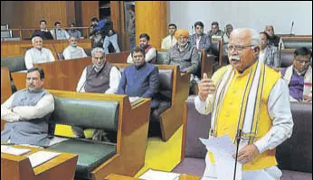  ?? KESHAV SINGH/HT ?? Haryana chief minister Manohar Lal Khattar speaking on the floor of the assembly on the third day of the budget session in Chandigarh on Friday; (right) senior Congress leader Bhupinder Singh Hooda and other party legislator­s in the House.