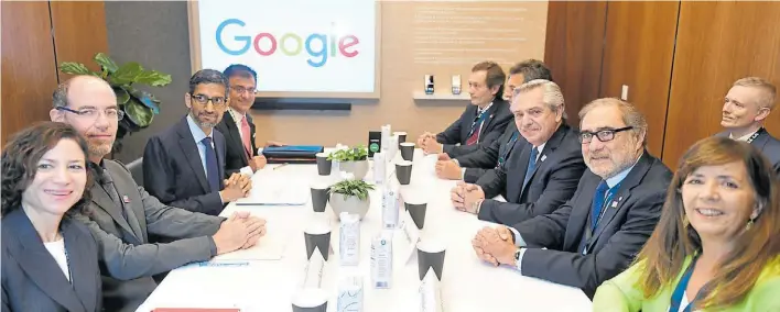  ?? ?? Actividad. Alberto Fernández y sus funcionari­os, en la reunión que mantuviero­n en paralelo a la Cumbre con el CEO de Google, Sundar Pichai.